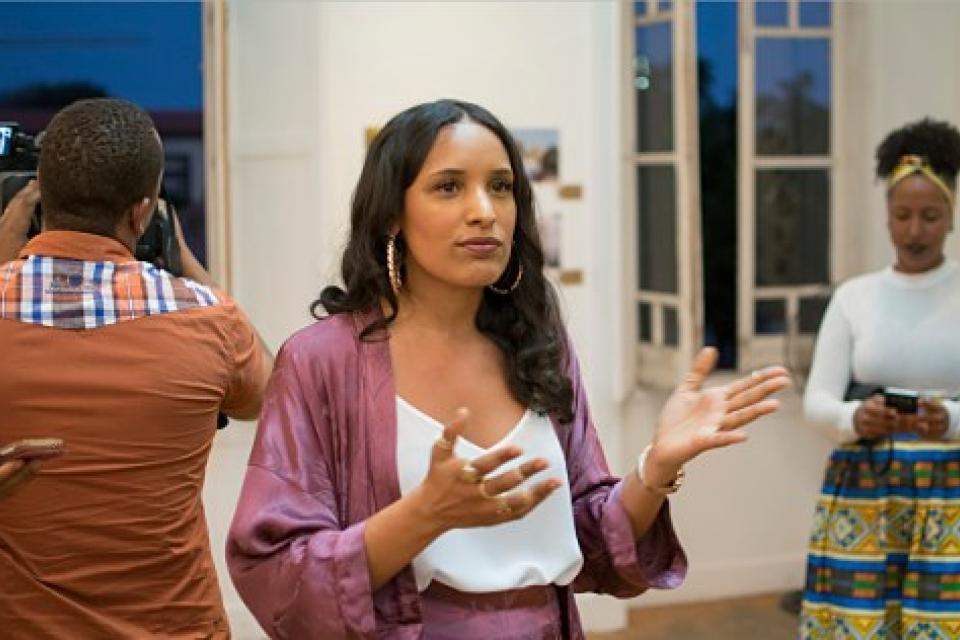 Janeth Tavares fala aos convidados na inauguração da exposição NÓS DE NÓS