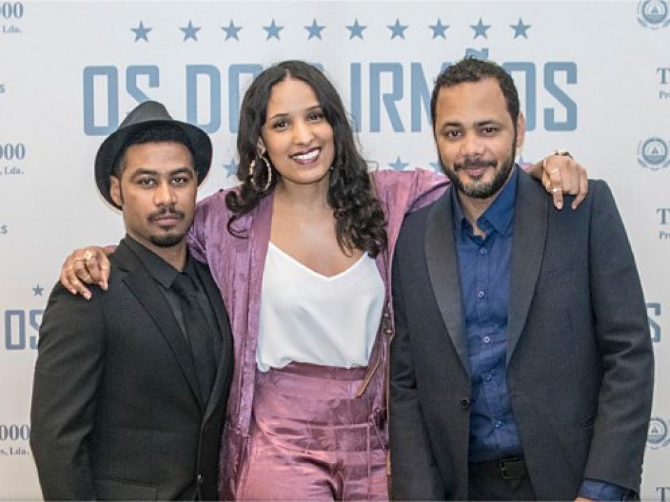 Janeth Tavares entre dois atores na antestreia do filme Os Dois Irmãos